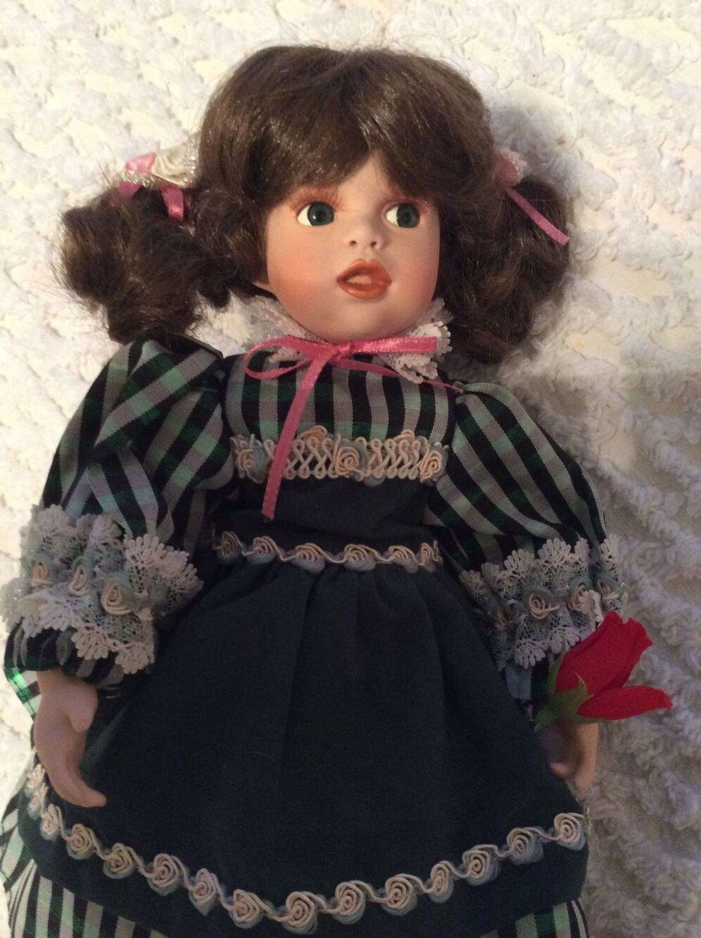 Paradise Galleries 1998 Cookie Porcelain Girl Doll and doll stand Green dress